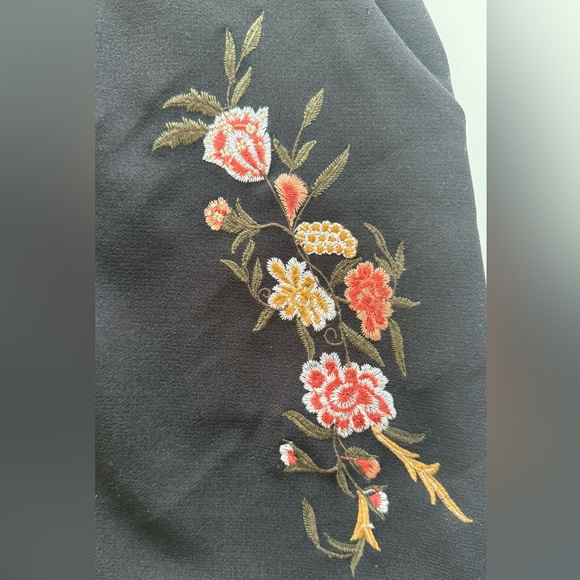 3/$25✨Vintage Black Floral Embroidered High-Waisted Mini Skirt – with pockets - Picture 3 of 12